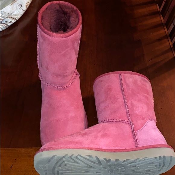 Classic Fuschia Uggs - Picture 1 of 6